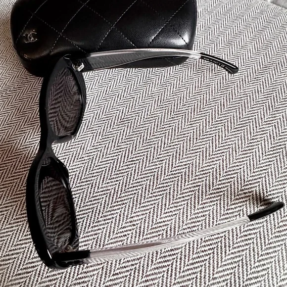 CHANEL OVERSIZED BLACK CC LOGO CLEAR sunglasses with case  display picture 1